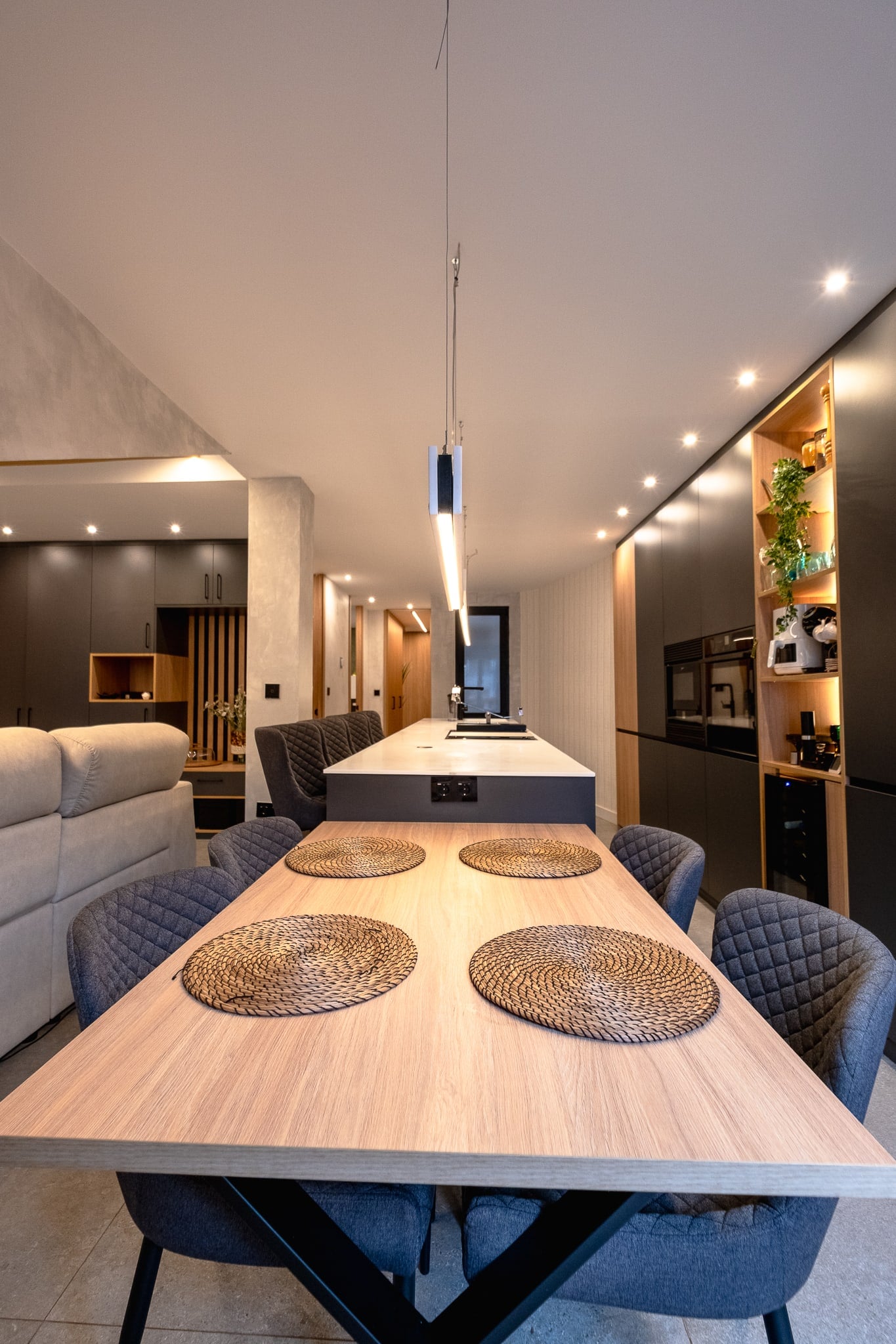 Mesa de comedor de madera junto a la isla de cocina