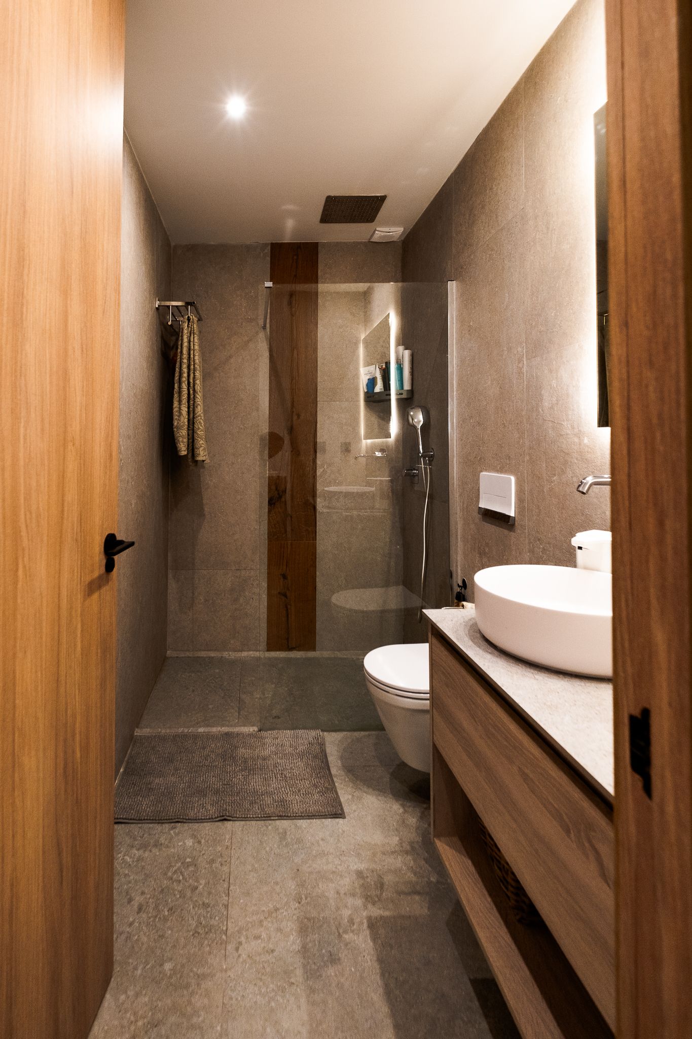 Baño con ducha a ras de suelo y mueble suspendido