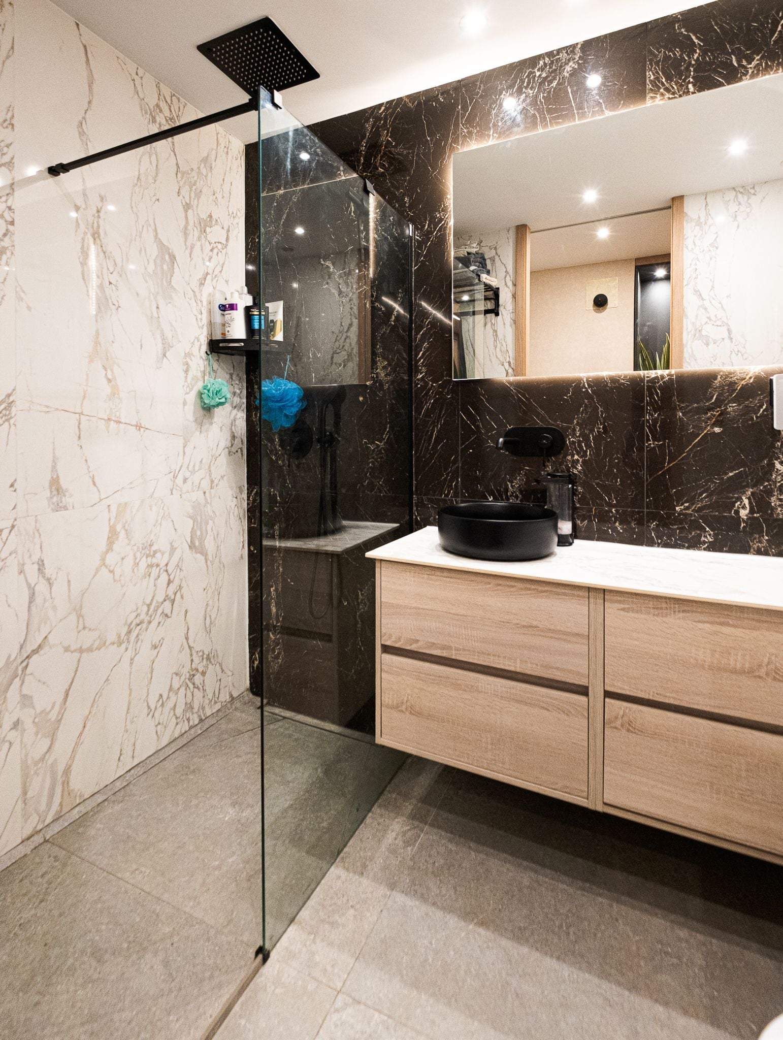 Ducha de obra con porcelánico efecto mármol