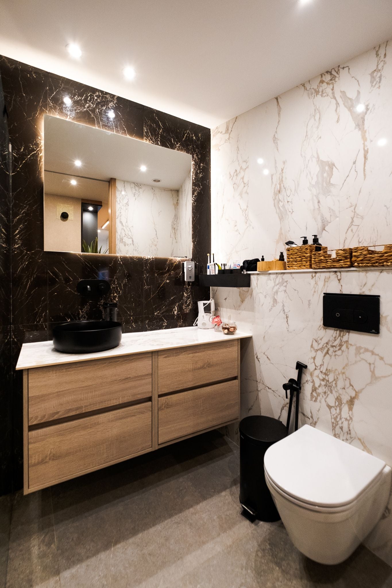 Lavabo de sobre encimera con espejo retroiluminado