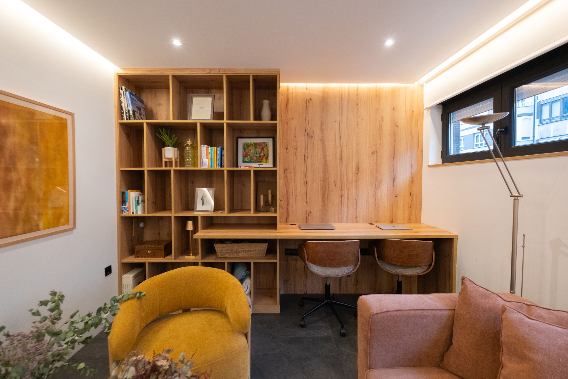 Estudio con librería de madera a medida y mesa corrida